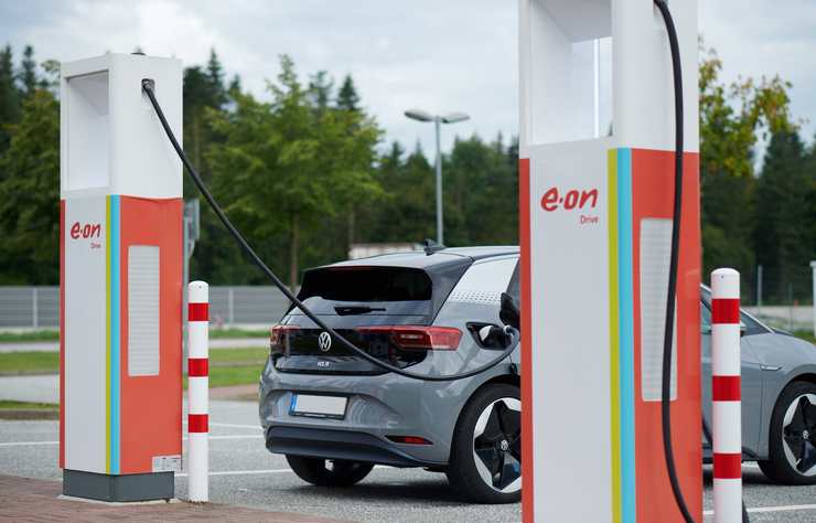 voiture électrique à la station de recharge