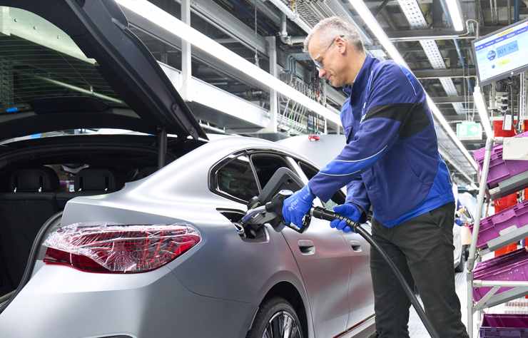 employé BMW faisant le plein de biodiesel HVO 100 sur une voiture neuve