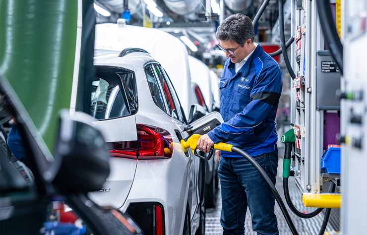 employé BMW faisant le plein de biodiesel HVO 100 sur une voiture neuve