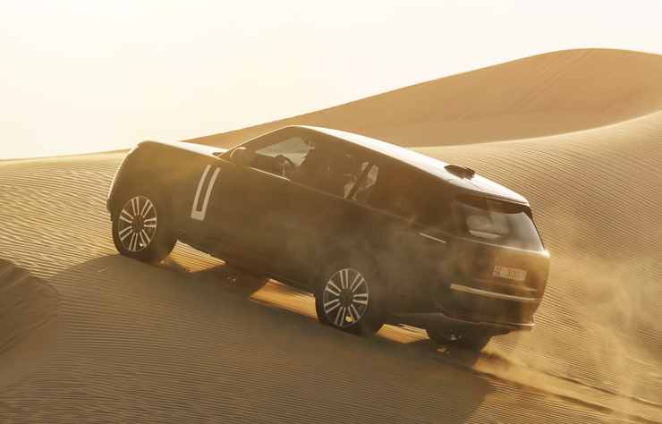 Range Rover électrique en test dans le désert des émirats arabes unis