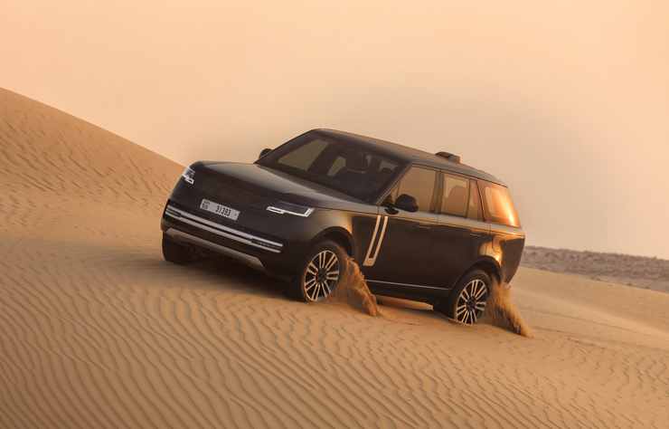 Range Rover électrique en test dans le désert des émirats arabes unis