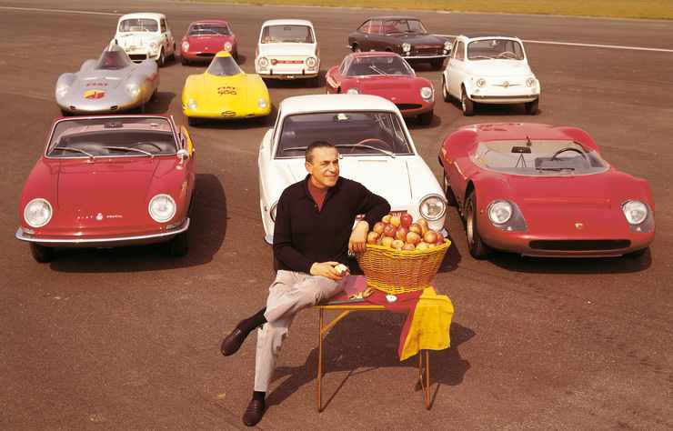 Carlo Abarth devant ses autos en 1969