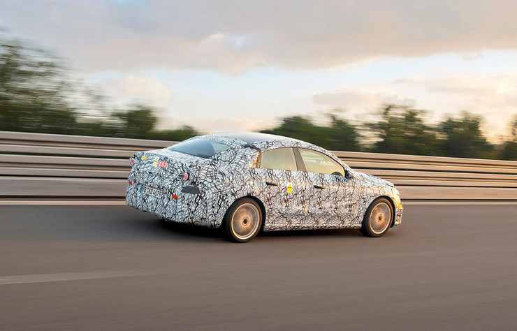 prototype Mercedes CLA électrique sur le circuit de Nardo