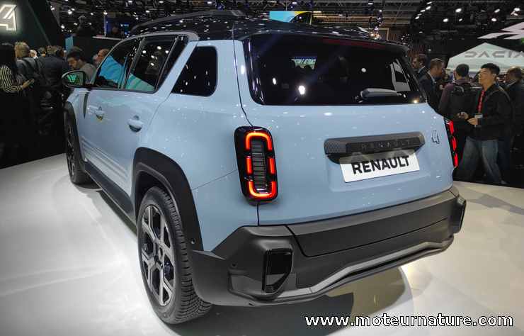 Renault 4 E-Tech au salon de l'auto de Paris en 2024