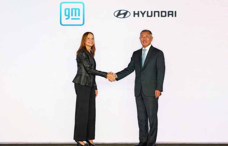 Hyundai Motor Group Executive Chair Euisun Chung et GM Chair et CEO Mary Barra