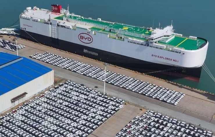 navire transportant des milliers de voitures chinoises vers l'Occident