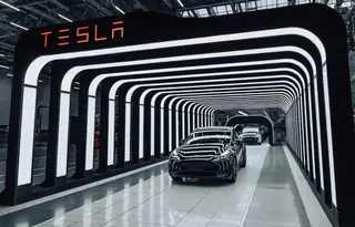 Tesla poursuit sa hausse, Stellantis poursuit sa baisse