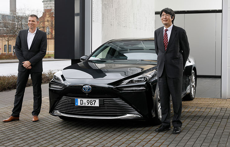 L'ambassadeur du Japon en Allemagne devant sa Toyota Mirai à hydrogène