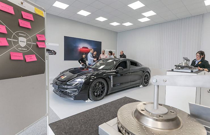 Formation des nouveaux employés à la Porsche taycan électrique
