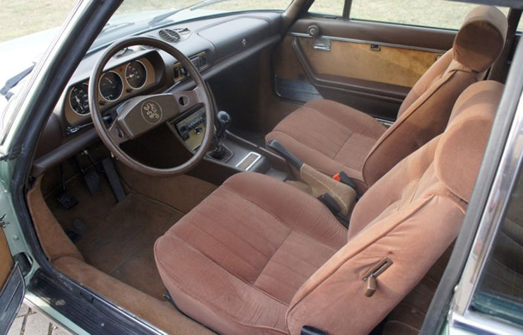 Intérieur d'une Peugeot 504 Coupé