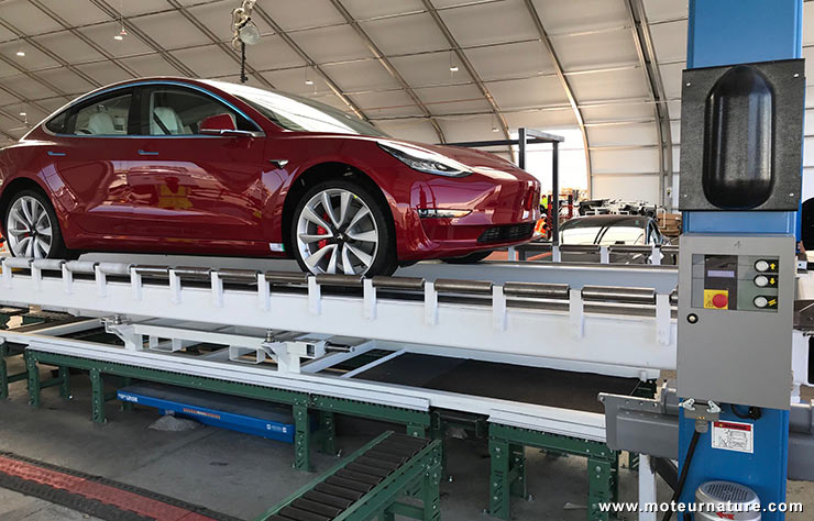 Tesla Model 3 construite sous une tente