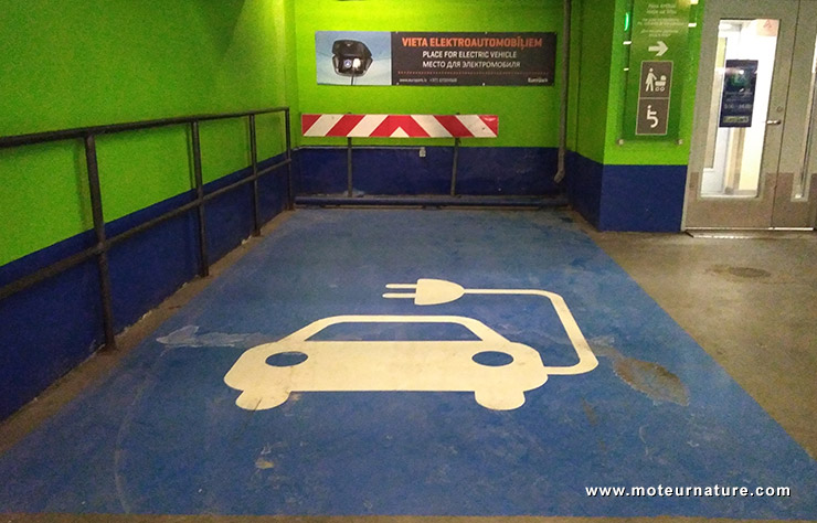 Place de parking pour voiture électrique à Riga