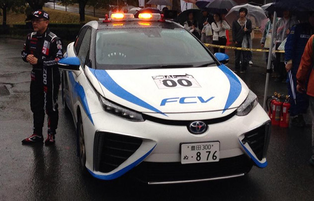 La Toyota à hydrogène conduite par Akio Toyoda