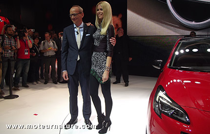 Claudia Schiffer chez Opel