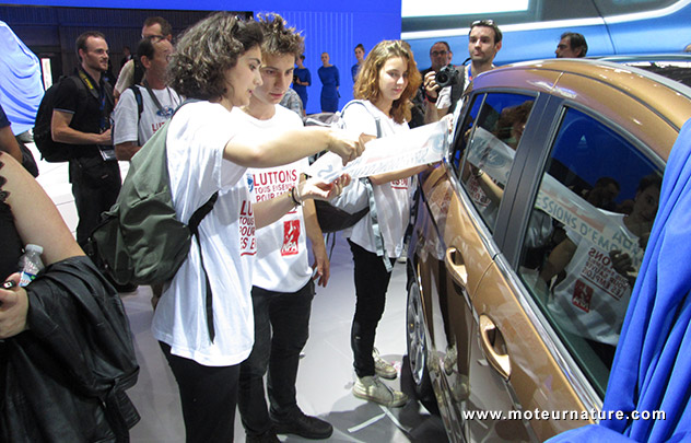 Militants CGT sur le stand Ford au salon de l'auto, le Mondial