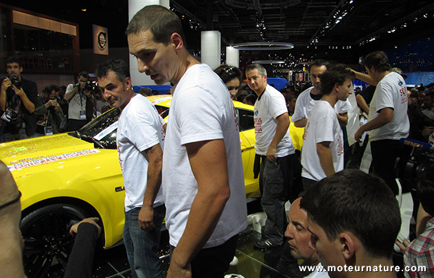 Militants CGT sur le stand Ford au salon de l'auto, le Mondial