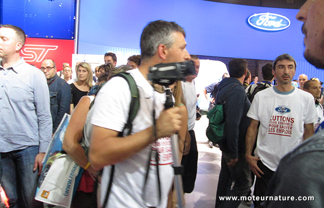 Militants CGT sur le stand Ford au salon de l'auto, le Mondial