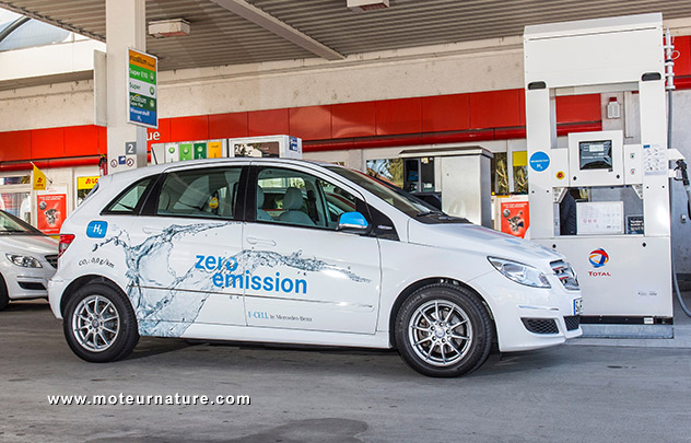 Mercedes F-Cell à hydrogène en train de faire le plein