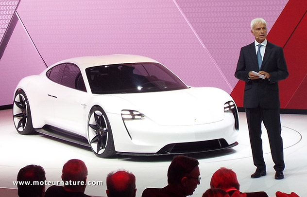 Matthias Muller devant la Porsche Mission E au salon de Francfort