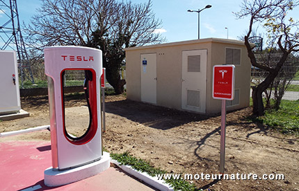 Stattion de charge Tesla Narbonne avec 8 superchargeurs