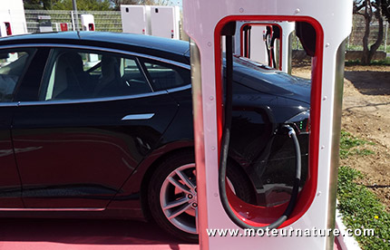 Stattion de charge Tesla Narbonne avec 8 superchargeurs