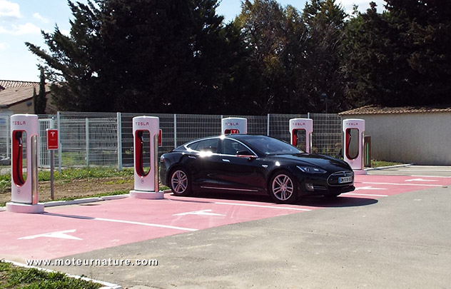 Stattion de charge Tesla Narbonne avec 8 superchargeurs