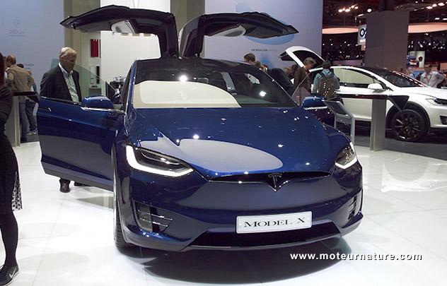 Le stand Tesla au salon de Paris