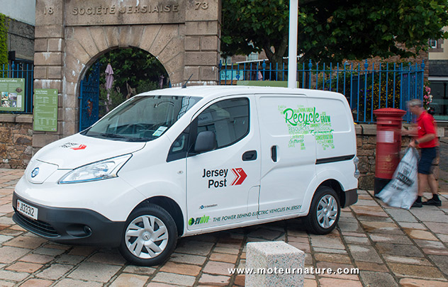 Utilitaire électrique Nissan e-NV200 de la poste de Jersey