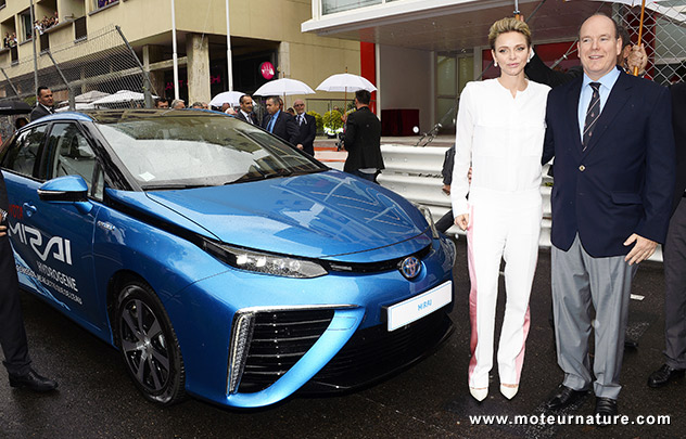 Albert de Monaco et la Princesse Charlene en Toyota Mirai