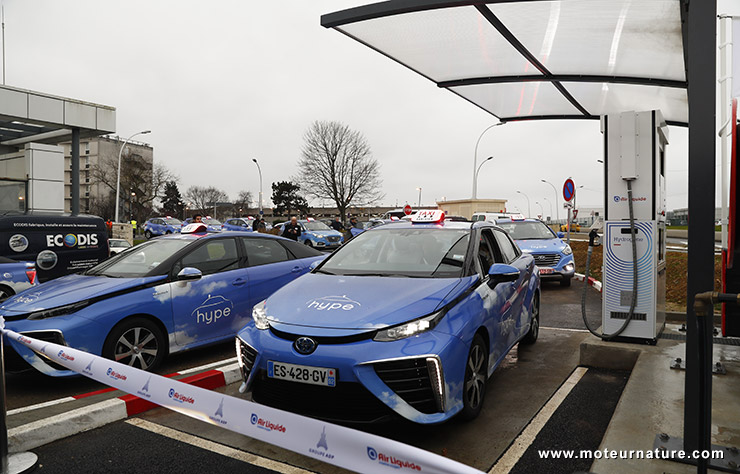 Toyota Mirai à hydrogène à la sation d'Orly