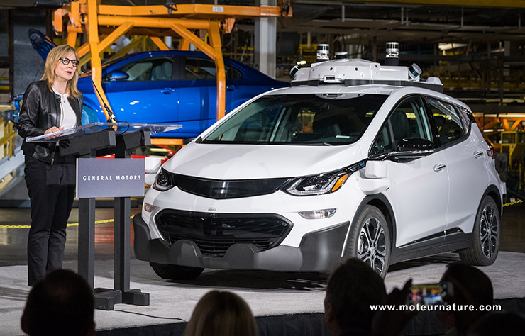 Mary Barra et la Chevrolet Bolt autonome