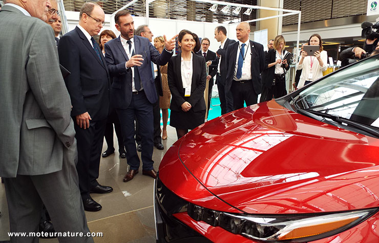 Le prince Albert devant la Toyota Prius