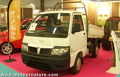 Voiture électrique au salon Buy&care