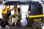 Autobus et tuk-tuk en Inde