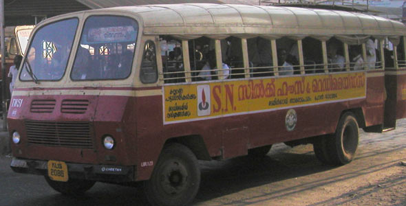 Autobus et tuk-tuk en Inde