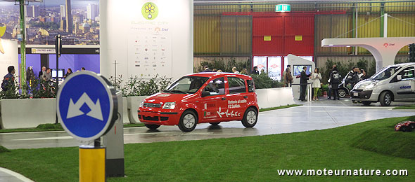 Voiture électrique au salon de l'auto de Bologne