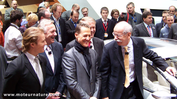 Le champion du monde Michael Schumacher sur le stand Mercedes à Genève